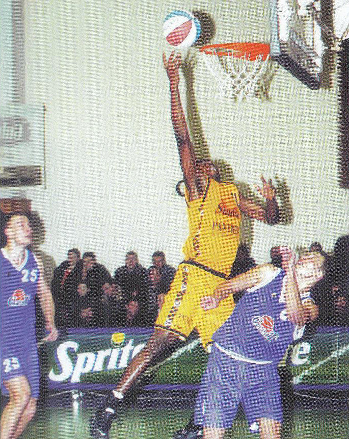 2000-2001 m. H.S.Djoumbi - pirmasis juodaodis "Šiaulių" komandoje.