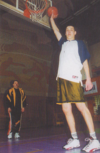 1998-1999 m. iš 221 cm. ūgio milžino D.Novochatskio buvo bandoma padaryti krepšininką.