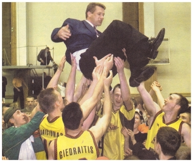 1999-2000 m. vyr.trenerio A.Sireikos pamėtymas į orą po pirmosios laimėtos LKL bronzos. 