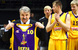 2010-2011 m. komandos "šefas" A.Klimavičius su išskirtiniais geltonai-violetiniai marškinėliais