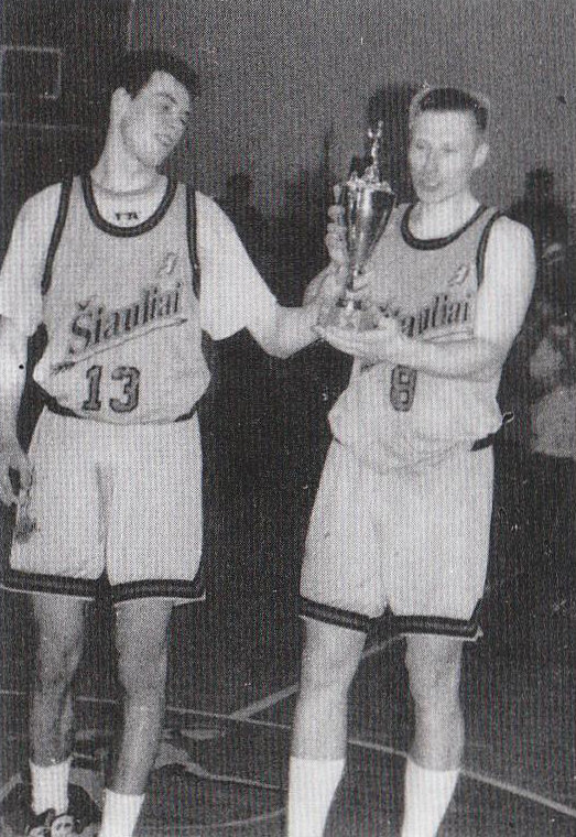 1995-1996 m. pirmasis trofėjus - "Lietuvos sporto" taurės laimėtojai R.Giedraitis ir G.Pečiulionis.